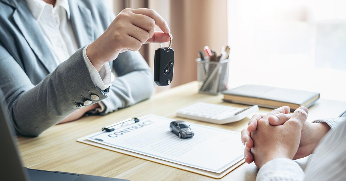 Leasing oder Kredit anhand von Zinsen und Gesamtkosten vergleichen
